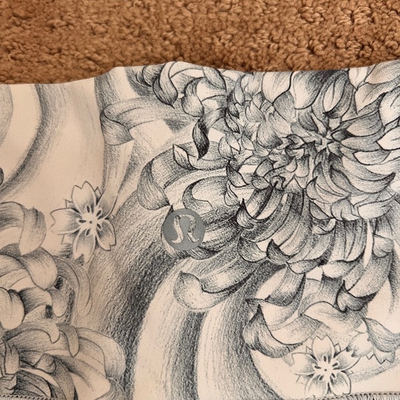 Lululemon crop yoga style leggings 8 - Picture 3 of 6